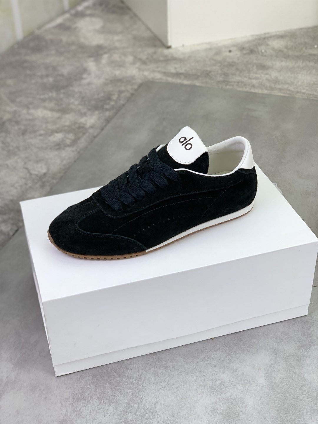 微商相册测试鞋子-Alo Gum Sole Low-Top Sneakers — front